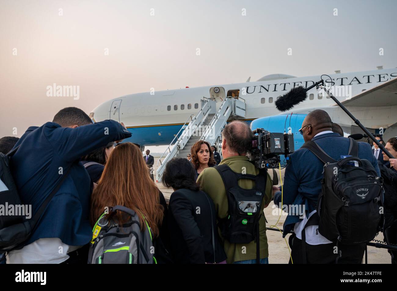 Die Vizepräsidentin der Vereinigten Staaten, Kamala D. Harris, spricht über den Pressestandpunkt auf dem Luftwaffenstützpunkt Osan, Republik Korea, 29. September 2022. Harris’ Reise sollte die US-ROK-Allianz unterstreichen und die Beziehungen in der Indo-Pazifik-Region vertiefen. (USA Foto der Luftwaffe von Staff Sgt. Dwane R. Young) Stockfoto