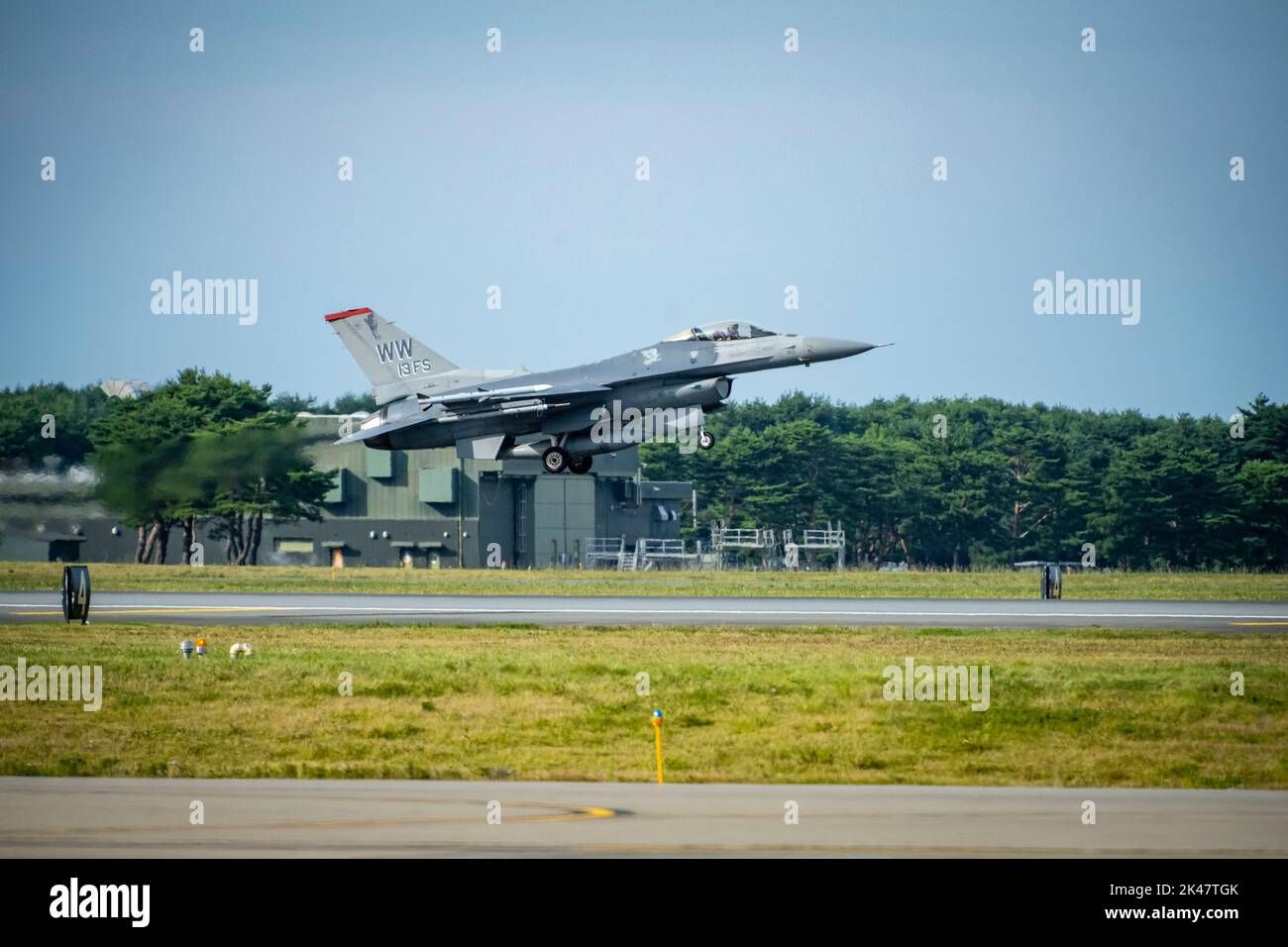 US Air Force LT. Col. Jordan Kahn, Kommandant der 13. Fighter Squadron (FS), hebt in einem F-16 Fighting Falcon ab, um seinen 10.000-Stunden-Meilenstein auf der Misawa Air Base, Japan, am 27. September 2022 zu erreichen. Die Luftwaffe wies die 13. FS am 1. Oktober 1994 unter der 35. Operations Group des 35. Fighter Wing neu zu. (USA Luftwaffe Foto von Senior Airman Leon Redfern) Stockfoto