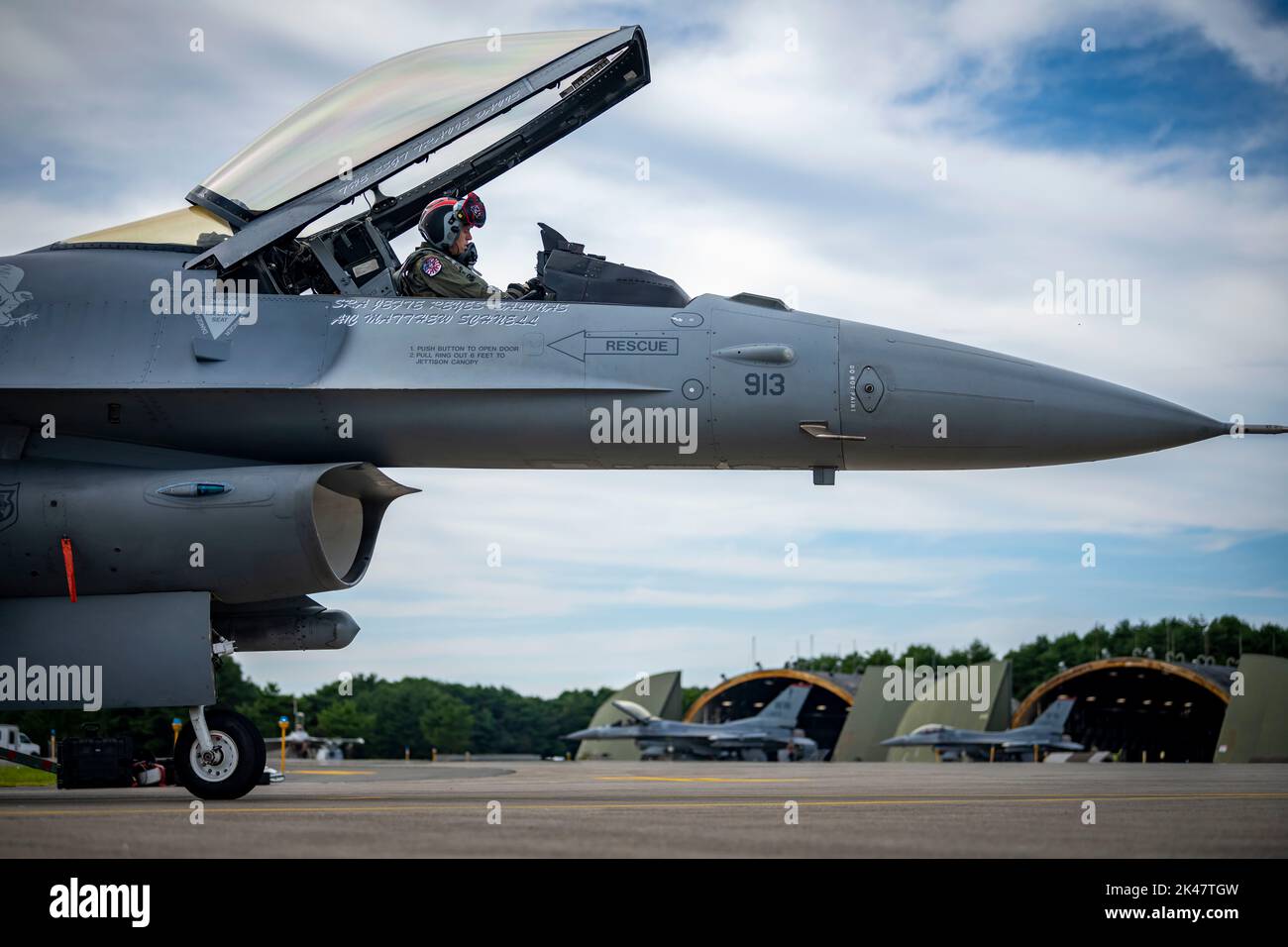 US Air Force LT. Col. Jordan Kahn, Kommandant der 13. Fighter Squadron, schnallt sein Schultergeschirr, bevor er in einem F-16 Fighting Falcon abfliegt, um seinen 10.000-Stunden-Meilenstein auf der Misawa Air Base, Japan, am 27. September 2022 zu erreichen. Diese Errungenschaft stellt nicht nur Piloten dar, die ununterbrochen Stunden von Sorties fliegen, sondern zeigt auch die Sorgfalt und harte Arbeit, die sich die Crew-Chefs dafür eingesetzt haben, Flugzeuge auf der Misawa Air Base über mehrere Jahre in Betrieb zu halten. (USA Luftwaffe Foto von Senior Airman Leon Redfern) Stockfoto