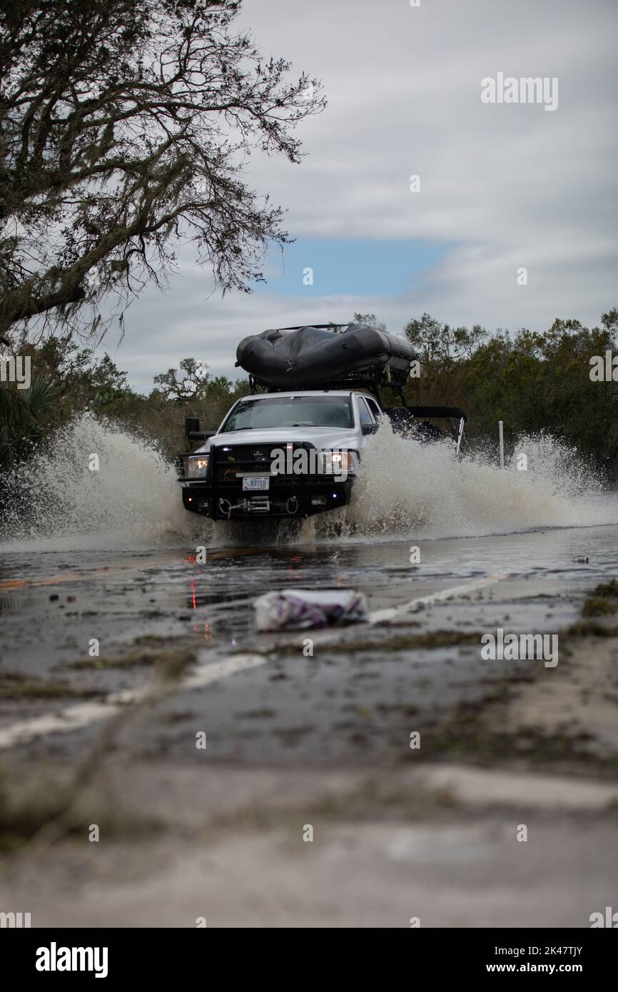 Soldaten der Nationalgarde von Florida manövrieren durch hohe Gewässer, in der US-Bundesstaat Florida, 29. September 2022. Die Nationalgarde von Florida reagiert auf den US-amerikanischen Vorirrkane Ian, indem sie alle Boden-, Luft- und Seekomponenten zur Unterstützung der Gemeinschaft nutzt. Der Hurrikan Ian hatte erhebliche Auswirkungen auf die Bewohner, indem er Straßen zerstörte, die Ressourcen einschränkte und einige Menschen Such- und Rettungsmaßnahmen benötigte. (Foto der US-Armee von PFC. Victor Jeronimo) Stockfoto