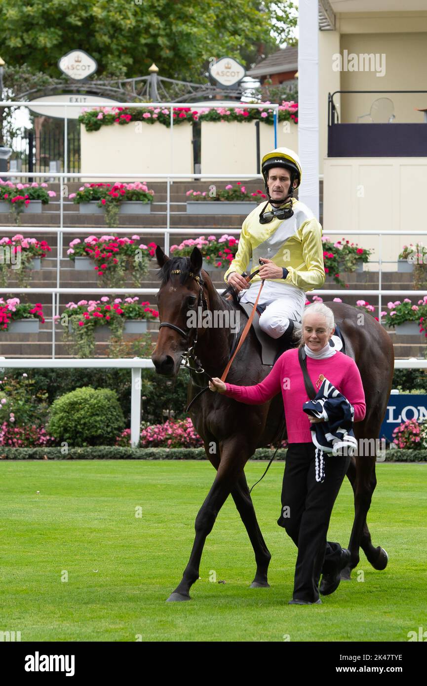 Ascot, Bergen, Großbritannien. 30.. September 2022. Jockey Ross Birkett gewinnt die Peroni Nastro Azzurro Amateur Jockeys' Handicap Stakes on Horse Final Watch auf der Ascot Racecourse am ersten Tag des Autumn Racing Weekends. Besitzer Frau Denis Haynes. Trainer William Stone, West Wickham. Züchter Wretham Stud. Quelle: Maureen McLean/Alamy Live News Stockfoto