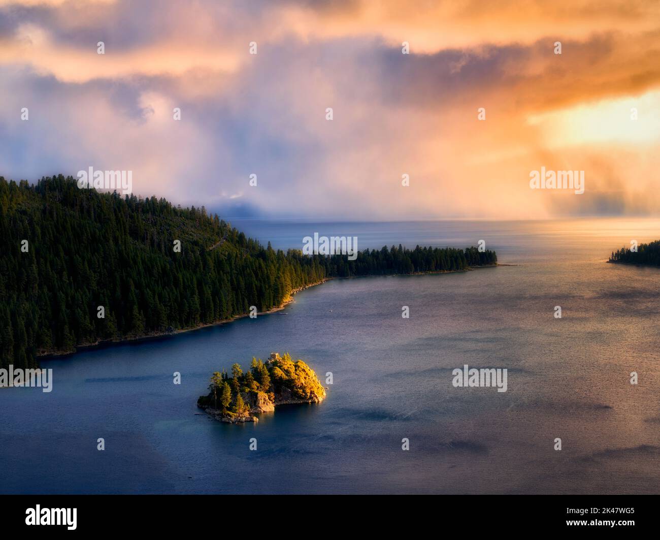 Gewitter mit Regen über Emerald Bay und Fannette Island. Lake Tahoe, Kalifornien. Stockfoto