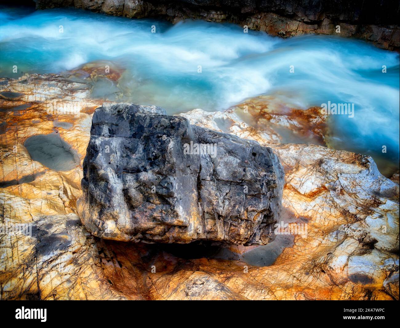 Tokumm Creek mit bunten Steinen. Marble Canyon. Kooteny Nationalpark, Kanada Stockfoto