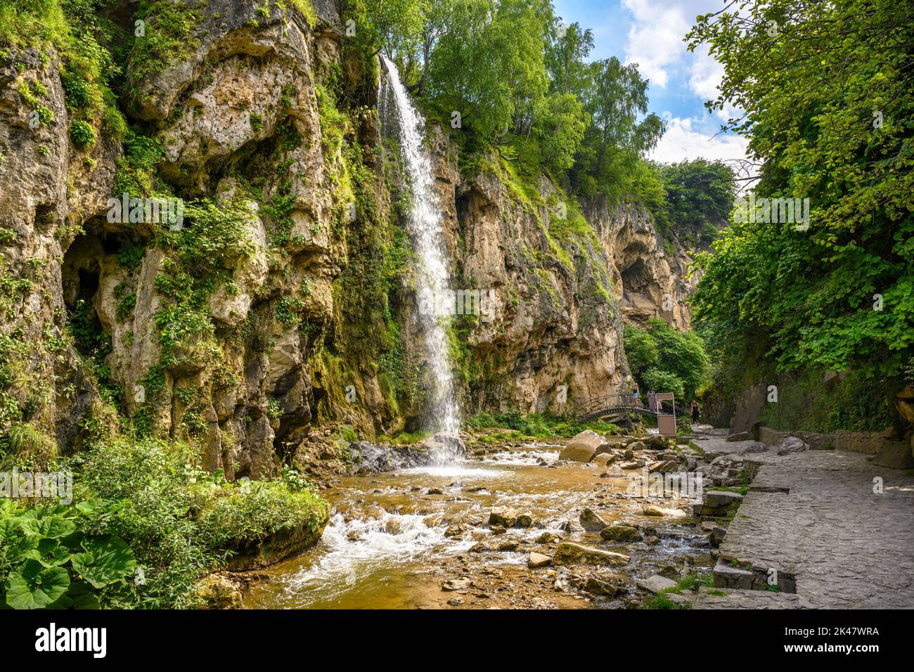Wasserfall in Kislowodsk, Russland. Im Sommer fällt Wasser in Schlucht, Berglandschaft mit Felsen, Schlucht und Bäumen. Thema der Natur, Reisen, Wandern, für Stockfoto