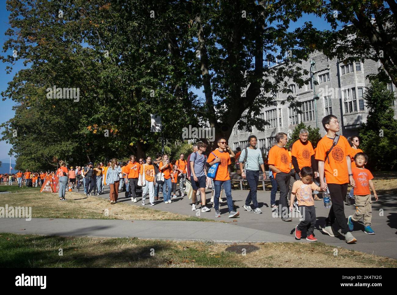 Vancouver, Kanada. 30. September 2022. Menschen mit orangefarbenen T-Shirts nehmen an einer Veranstaltung zum Gedenken an den Nationalfeiertag für Wahrheit und Versöhnung an der Universität von British Columbia in Vancouver, Kanada, am 30. September 2022 Teil. Kanada war am Freitag der zweite Nationaltag für Wahrheit und Versöhnung, an dem über die Tragödie der Wohnschulen nachgedacht wurde. Quelle: Liang Sen/Xinhua/Alamy Live News Stockfoto