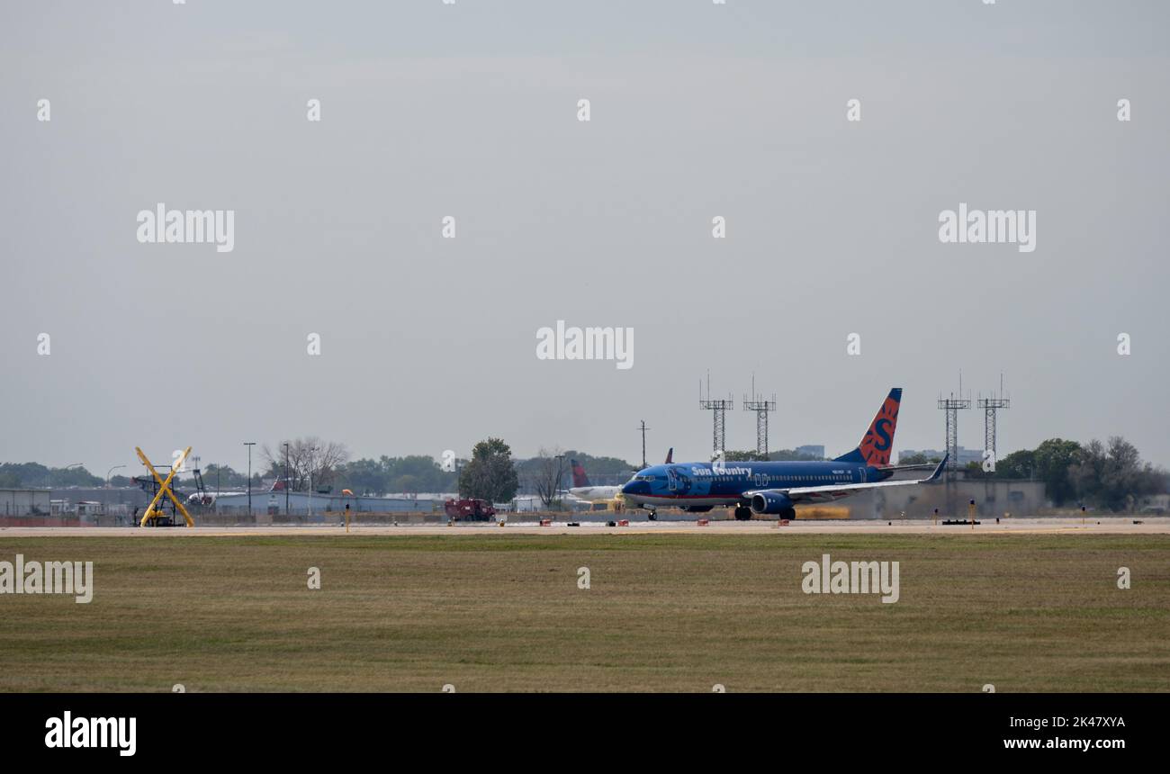 Eine Boeing 737 von Sun Country Airlines rollt zum Abflug am internationalen Flughafen Minneapolis Saint Paul aus Stockfoto