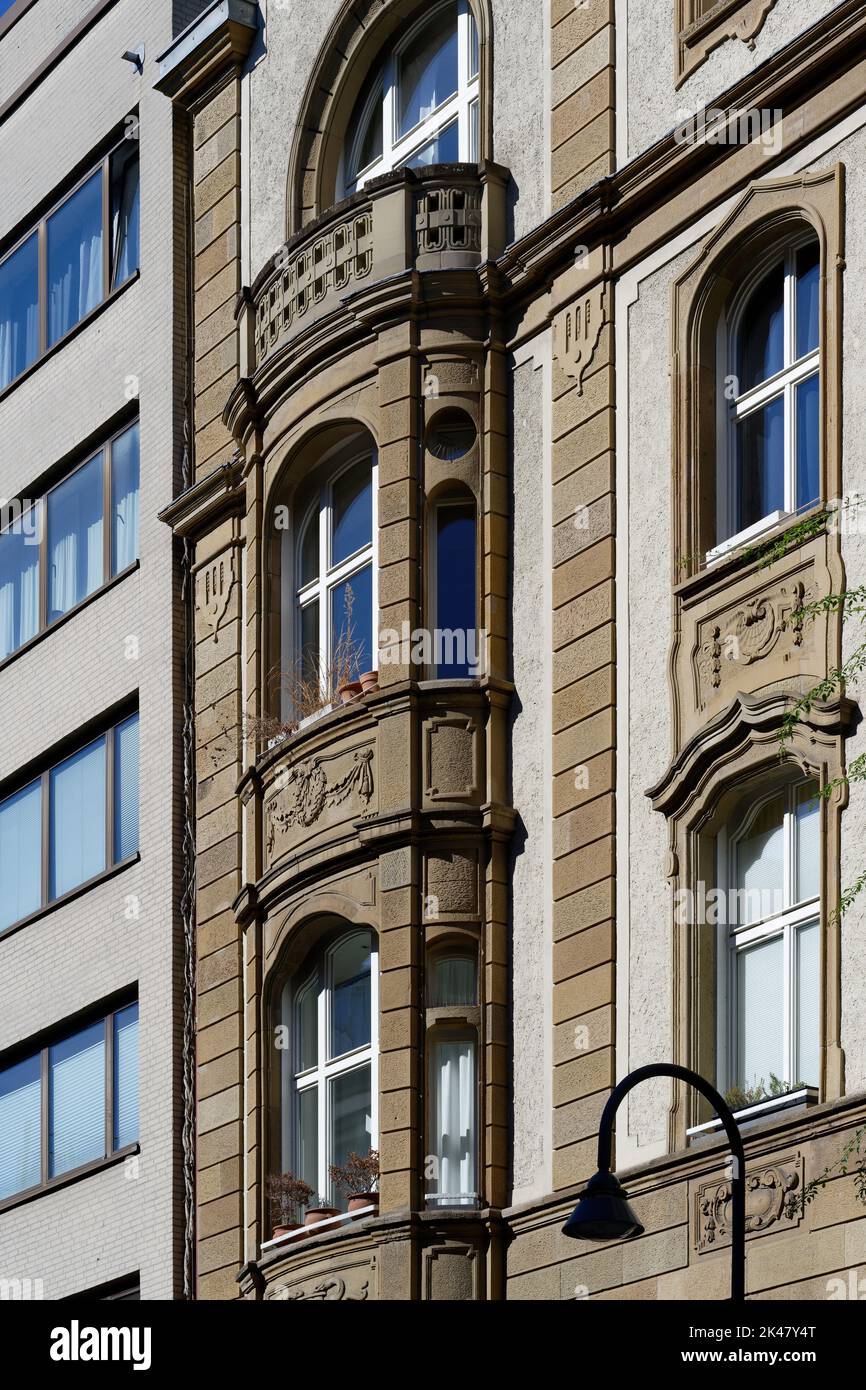 Wunderschöne Jugendstilfassade mit Erkerfenster neben einem einfachen Neubau Stockfoto