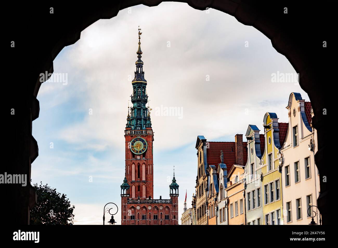 Rathausturm und Hauptfußgängerzone in der Altstadt von Danzig, Polen. Stockfoto