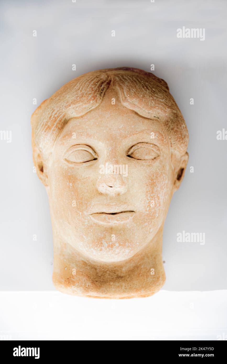 Kopfstatue der griechischen unbekannten Person auf weißem Hintergrund, in Italien Stockfoto