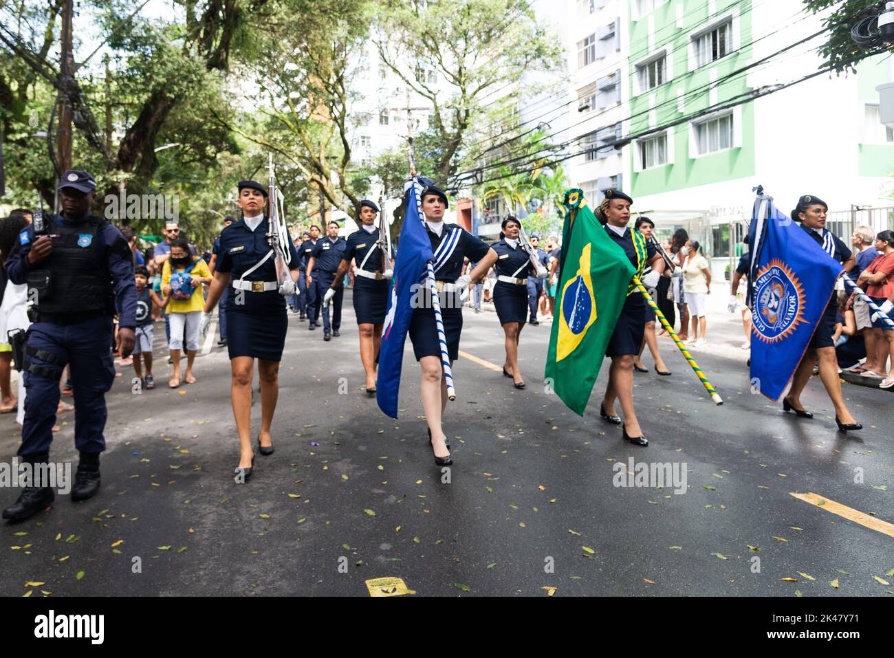 Salvador, Bahia, Brasilien - 07. September 2022: Frauen, Soldaten der Stadtwache, die an der brasilianischen Unabhängigkeitsparade mit Fahnen teilnehmen Stockfoto