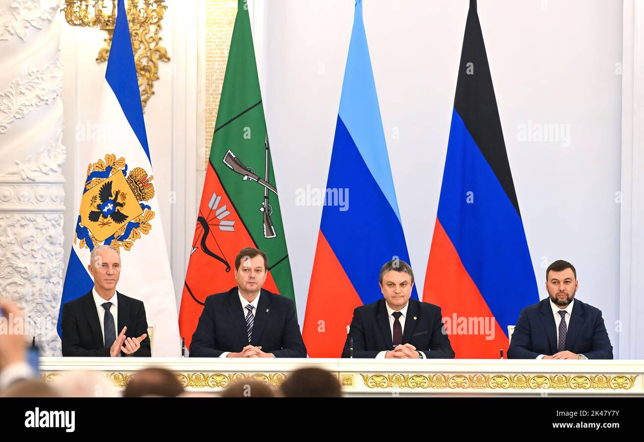 Während der Zeremonie zur Unterzeichnung der Verträge über den Beitritt der Regionen DPR, LPR, Saporoschje und Cherson zu Russland. Von links nach rechts: Leiter der Region Cherson, Wladimir Saldo, Leiter der Region Saporoschje, Jewgeni Balizki, Leiter der Volksrepublik Lugansk, Leonid Pastechnik, Leiter der Volksrepublik Donezk, Denis Pushylin. Foto: Russia President's Office Stockfoto