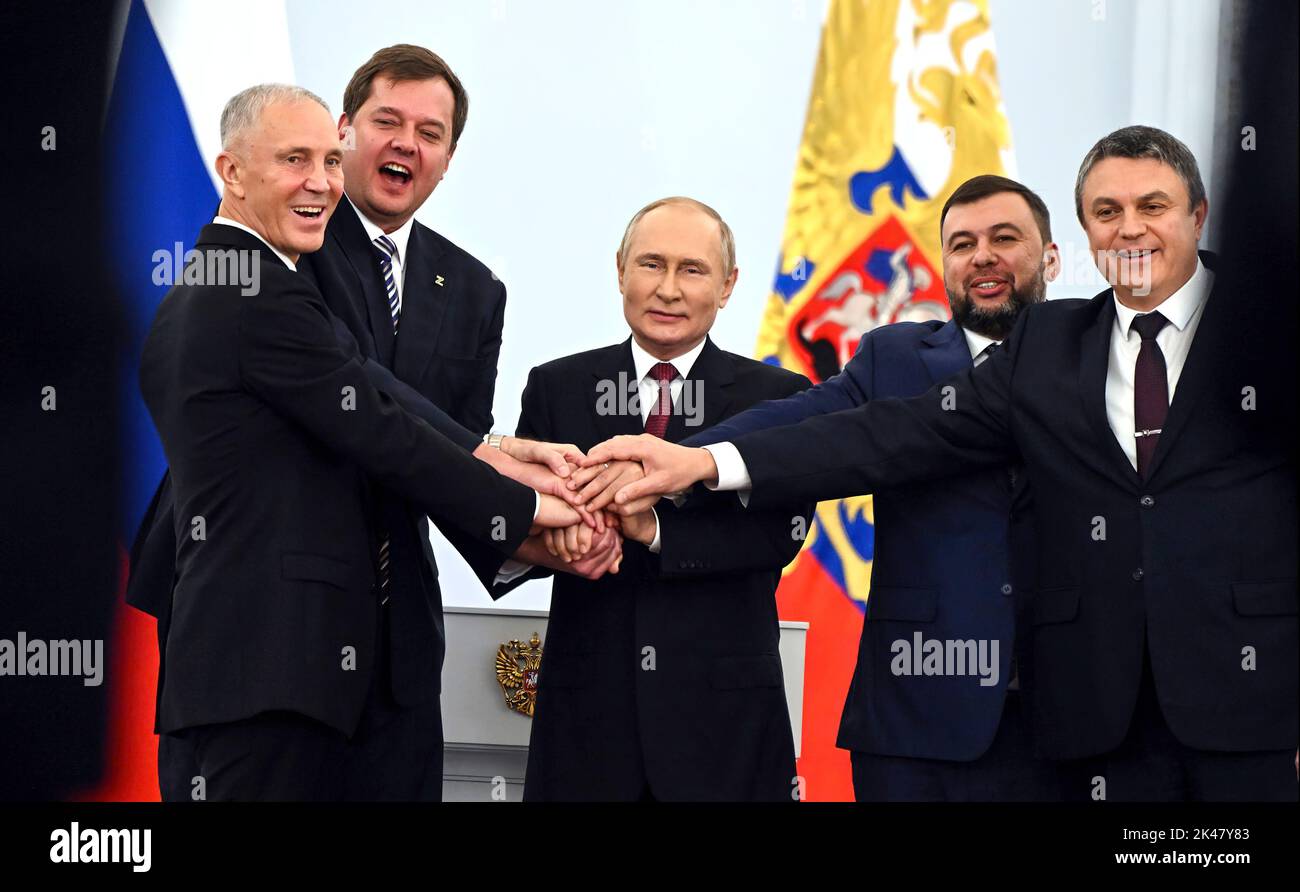 Während der Zeremonie zur Unterzeichnung der Verträge über den Beitritt der Regionen DPR, LPR, Saporoschje und Cherson zu Russland. Von links nach rechts: Der Leiter der Region Cherson, Wladimir Saldo, der Leiter der Region Saporoschje, Jewgeni Balizki, der russische Präsident, Wladimir Putin, der Leiter der Volksrepublik Donezk, Denis Pushylin, der Leiter der Volksrepublik Lugansk, Leonid Pastechnik. Foto: Russia President's Office Stockfoto