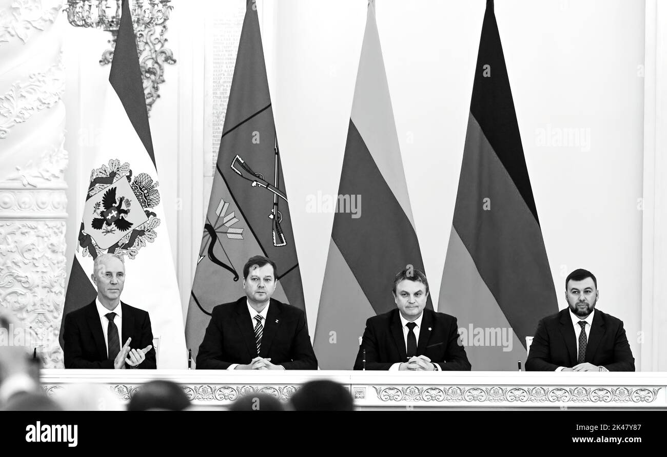 Während der Zeremonie zur Unterzeichnung der Verträge über den Beitritt der Regionen DPR, LPR, Saporoschje und Cherson zu Russland. Von links nach rechts: Leiter der Region Cherson, Wladimir Saldo, Leiter der Region Saporoschje, Jewgeni Balizki, Leiter der Volksrepublik Lugansk, Leonid Pastechnik, Leiter der Volksrepublik Donezk, Denis Pushylin. Foto: Russia President's Office Stockfoto