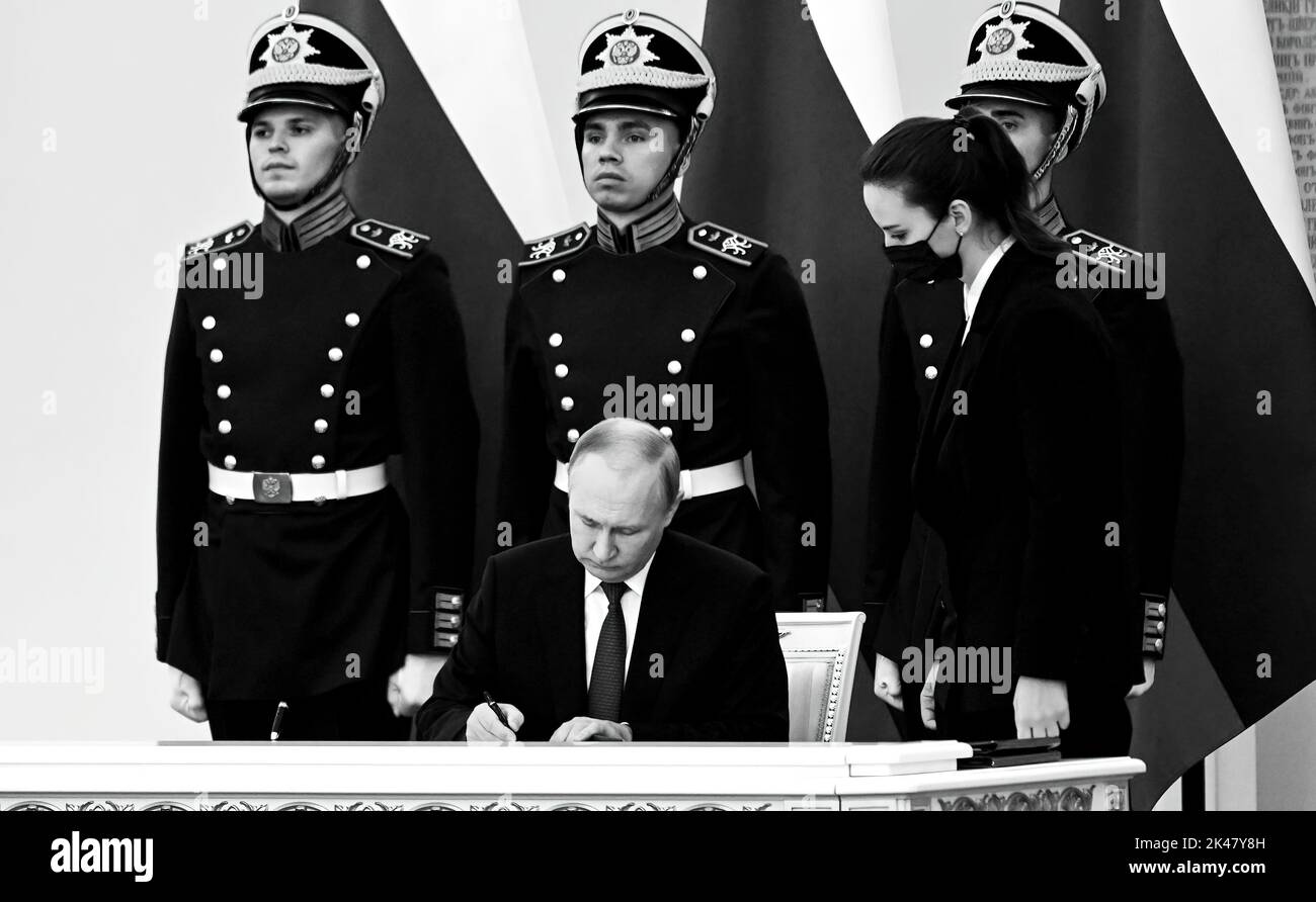 Zeremonie zur Unterzeichnung der Verträge über den Beitritt der Volksrepublik Donezk, der Volksrepublik Lugansk, der Regionen Saporoschje und Cherson zu Russland. Foto:Russia President's Office Stockfoto