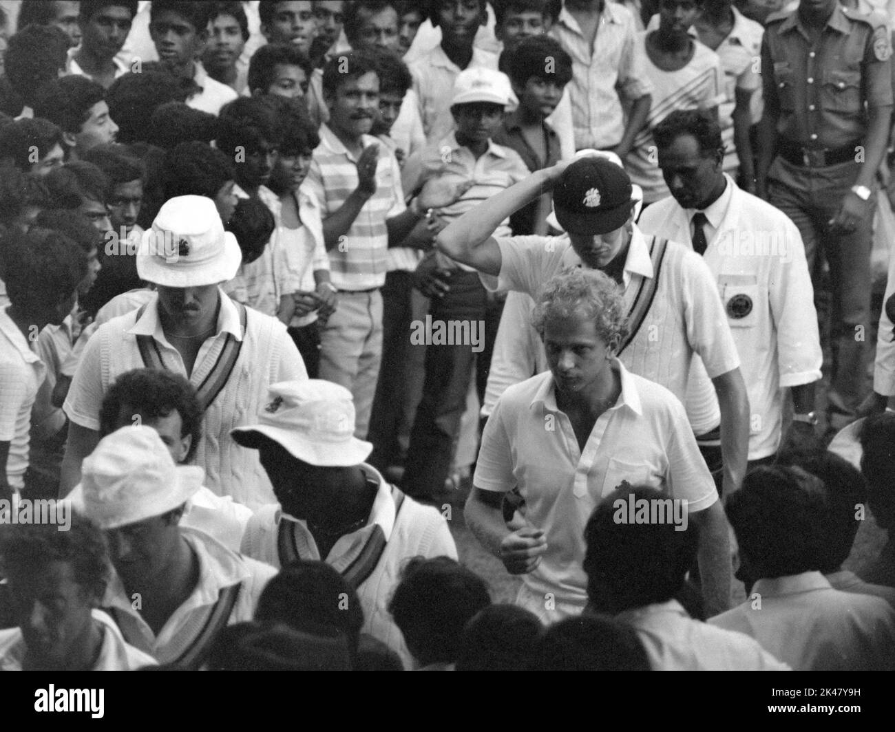 Mannschaften gehen zum Spielende, Präsident des Cricket Board von Sri Lanka Eleven gegen England, Colombo, Sri Lanka, November 1984. England Captain David Gower unten rechts Stockfoto