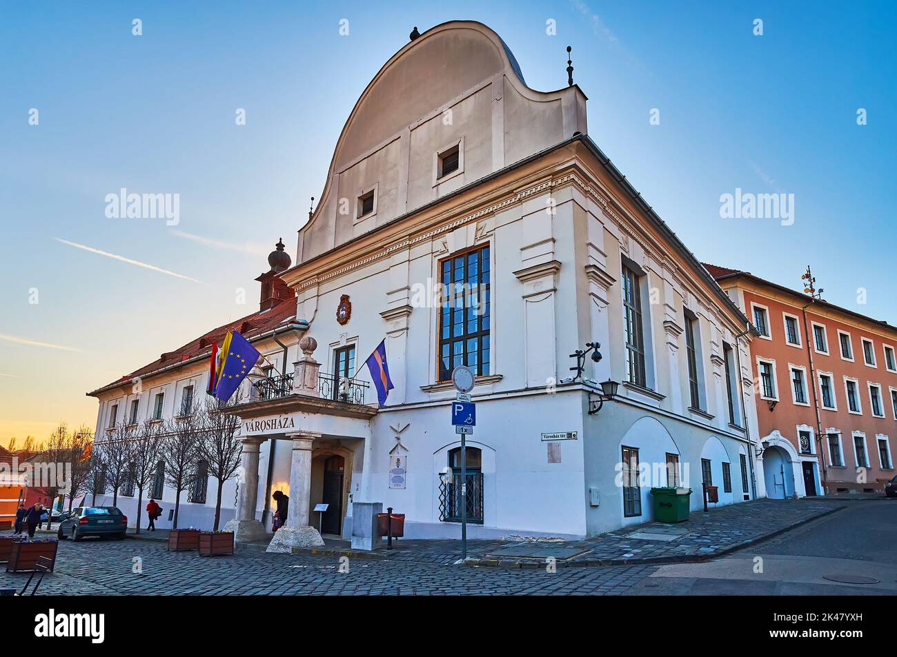 SZENTENDRE, UNGARN - 24. FEBRUAR 2022: Der Varoshaz-Platz mit dem alten Rathaus, am 24. Februar in Szentendre Stockfoto