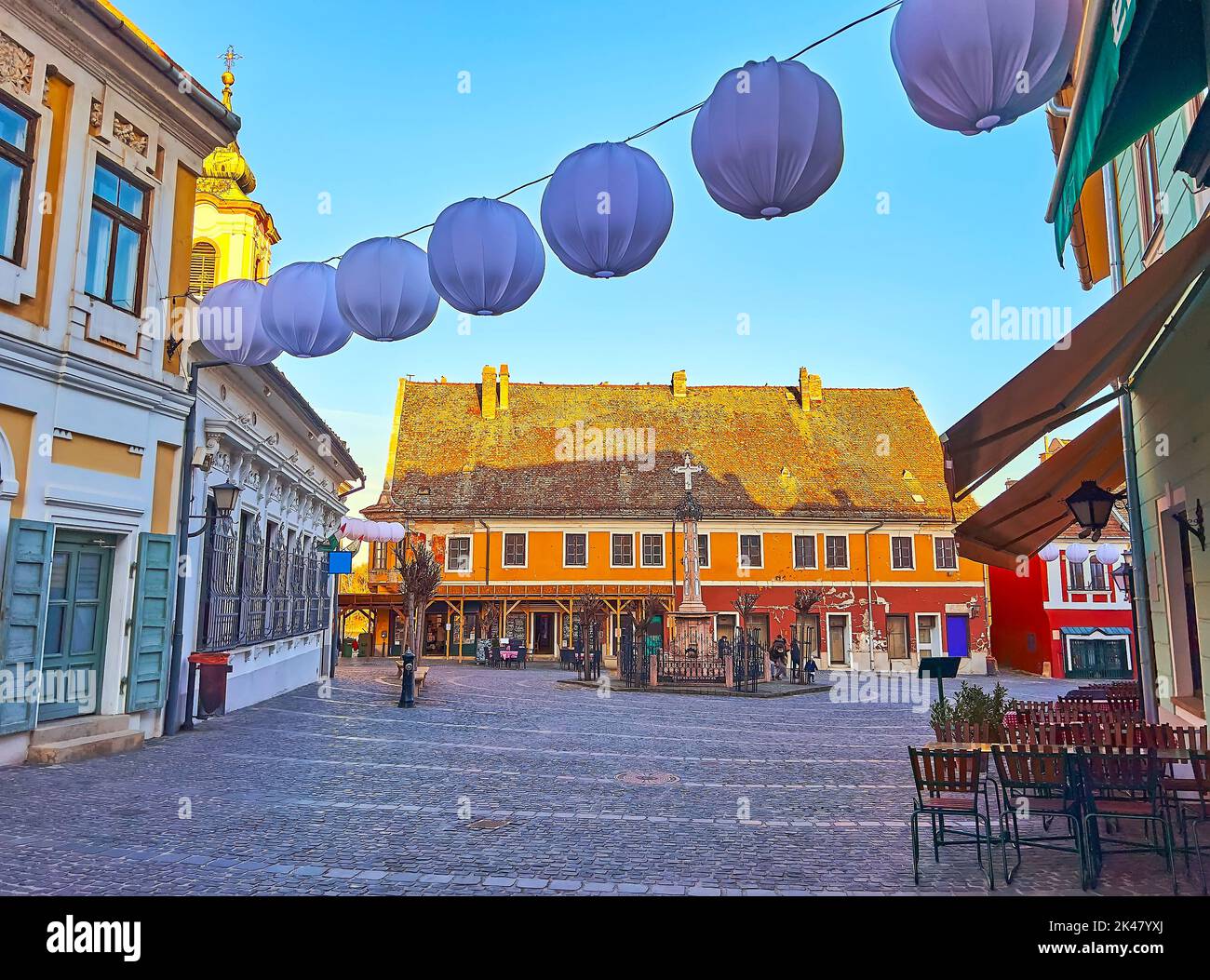 Die mittelalterlichen Gebäude auf dem Hauptplatz (Fo Ter) mit hängenden dekorativen weißen Lampen, Szentendre, Ungarn Stockfoto