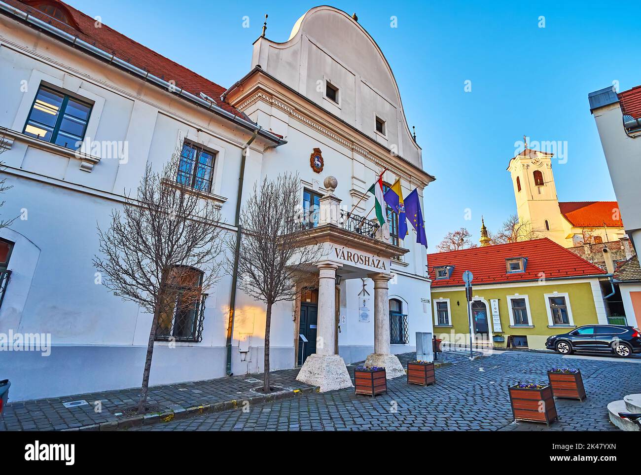 SZENTENDRE, UNGARN - 24. FEBRUAR 2022: Der Uhrturm der Pfarrkirche und das Rathaus am Varoshaz-Platz, am 24. Februar in Szentendre Stockfoto
