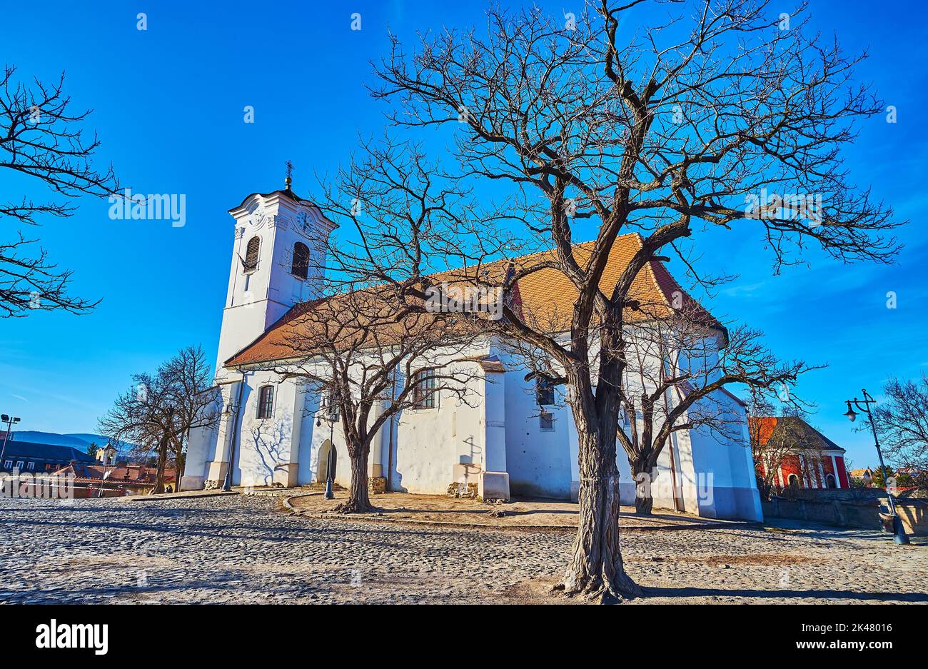 Die alte Kirche des Hl. Johannes des Täufers auf dem Kirchplatz, die sich auf dem Burgberg in Szentendre, Ungarn, befindet Stockfoto