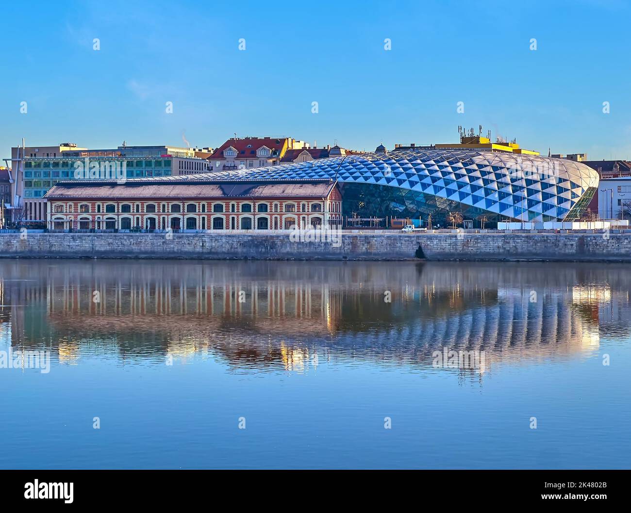 Das malerische, moderne Gebäude des Balna-Zentrums liegt am Ufer der Donau, Pest, Budapest, Ungarn Stockfoto