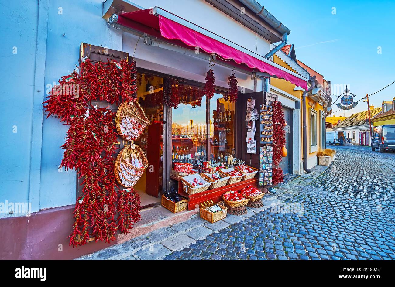 Das kleine Gourmet-Geschäft mit ungarischen Weinen, geräuchertem Paprika, Paprikapulver, Souvenirs und lokalen Lebensmitteln, Bogdanyi Straße, Szentendre, Ungarn Stockfoto