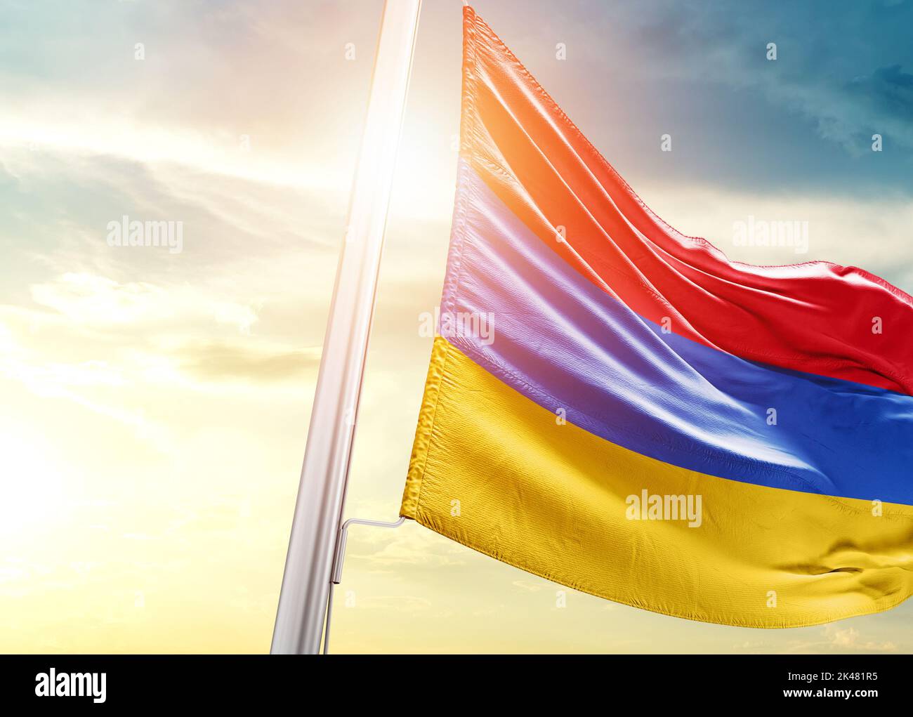 die armenische Nationalflagge winkt in einem wunderschönen Himmel. Stockfoto