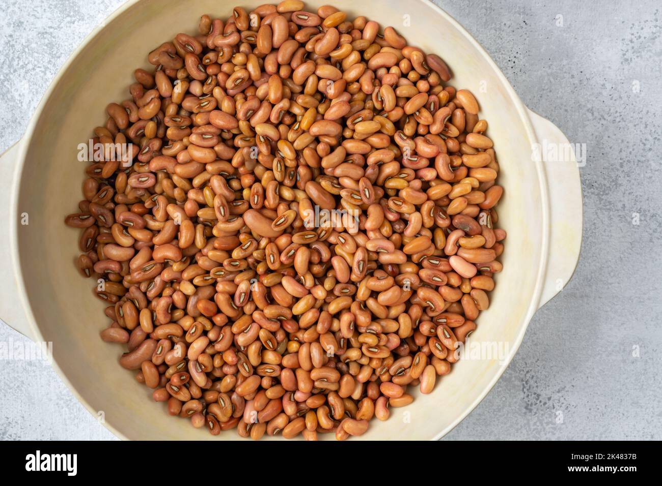 Yard lange Bohnensamen in einer weißen Tasse, auch bekannt als Spargelbohne oder Schlangenbohne oder chinesische lange Bohne, eiweißreiche Gemüsesamen auf Weiß Stockfoto