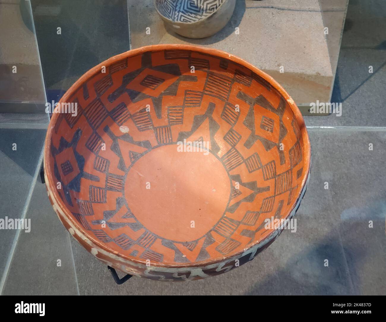 Alte Pueblo rote Töpferschale mit schwarzem geometrischen Design im Museum of Northern Arizona in Flagstaff. Stockfoto