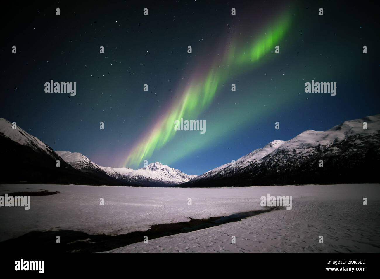 nordlichter durch die Berglandschaft Stockfoto