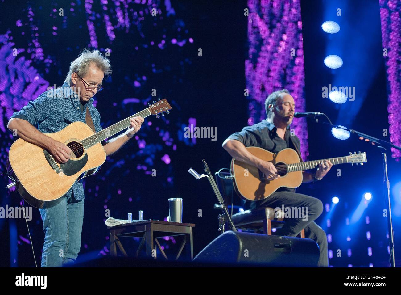 24. September 2022 - Raleigh, North Carolina; USA - der Musiker DAVE MATTHEWS und Tim REYNOLDS treten live auf, während das 2022 Farm Aid Benefit Konzert im Coastal Credit Union Music Park in Walnut Creek in Raleigh Halt macht Copyright 2022 Jason Moore. (Bild: © Jason Moore/ZUMA Press Wire) Stockfoto