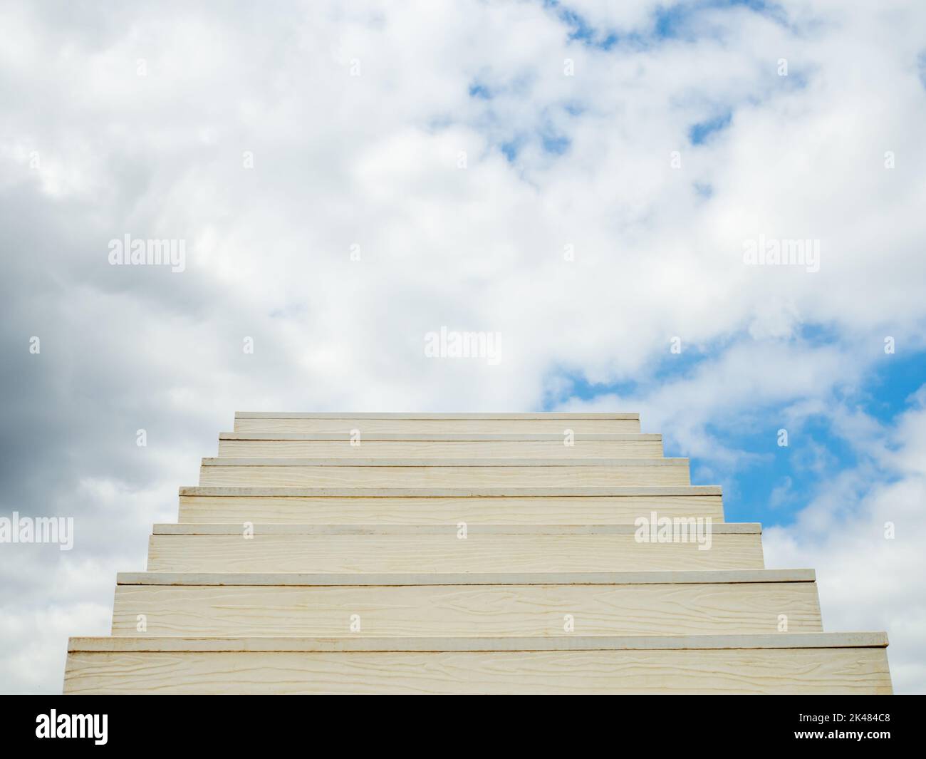 Weiße Leiter des Erfolgs mit einem Himmel Hintergrund Stockfoto