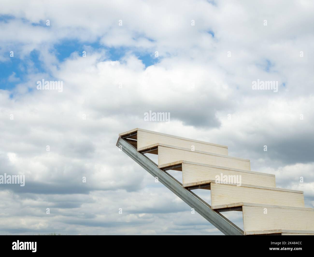 Weiße Leiter des Erfolgs mit einem Himmel Hintergrund Stockfoto