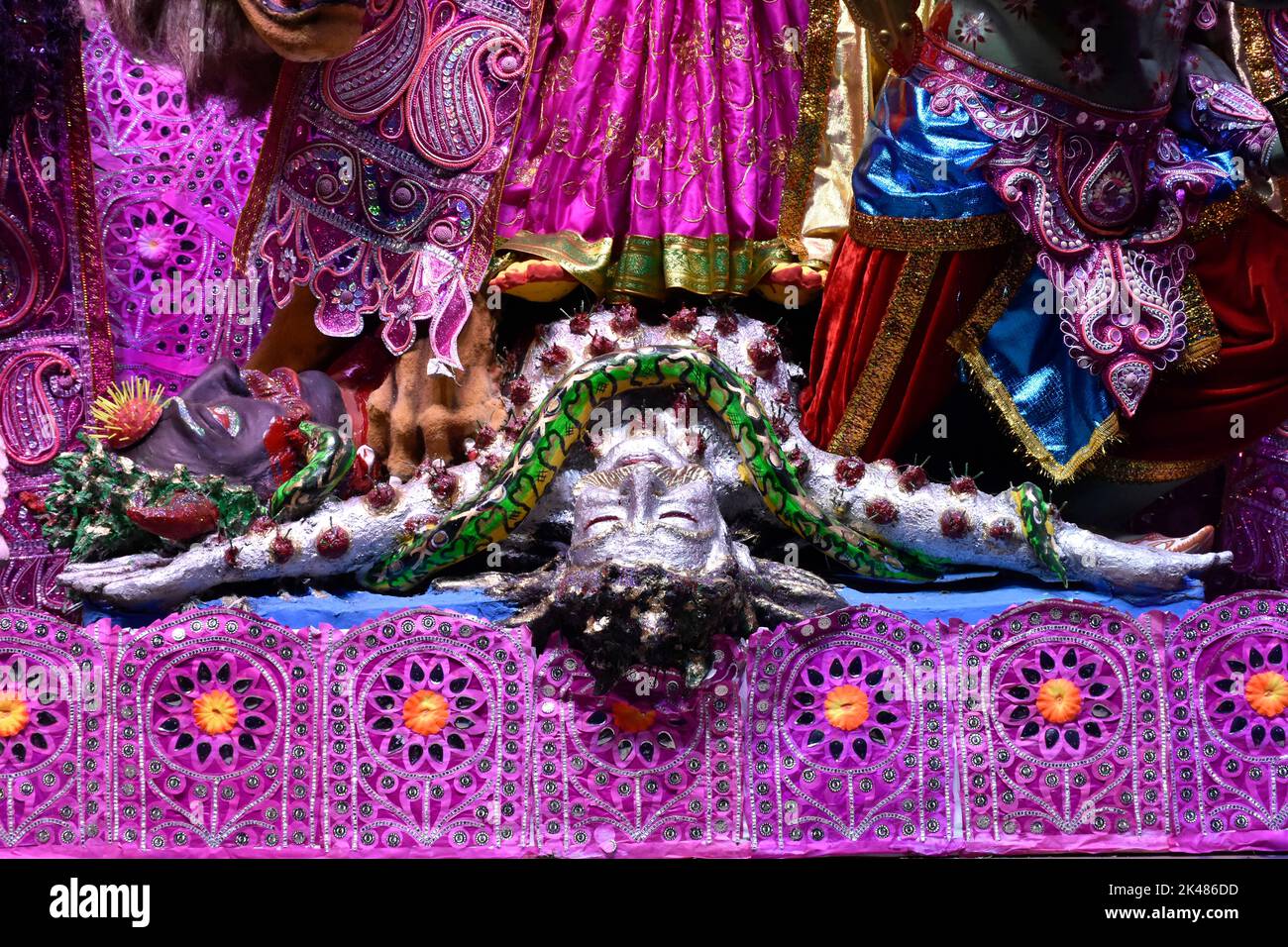 Kalkutta, Westbengalen, Indien. 29. September 2022. Durga Idol mit Corona Ashura in einer Durga Puja Mandap in Kalkata. (Bild: © Suraranjan Nandi/Pacific Press via ZUMA Press Wire) Stockfoto