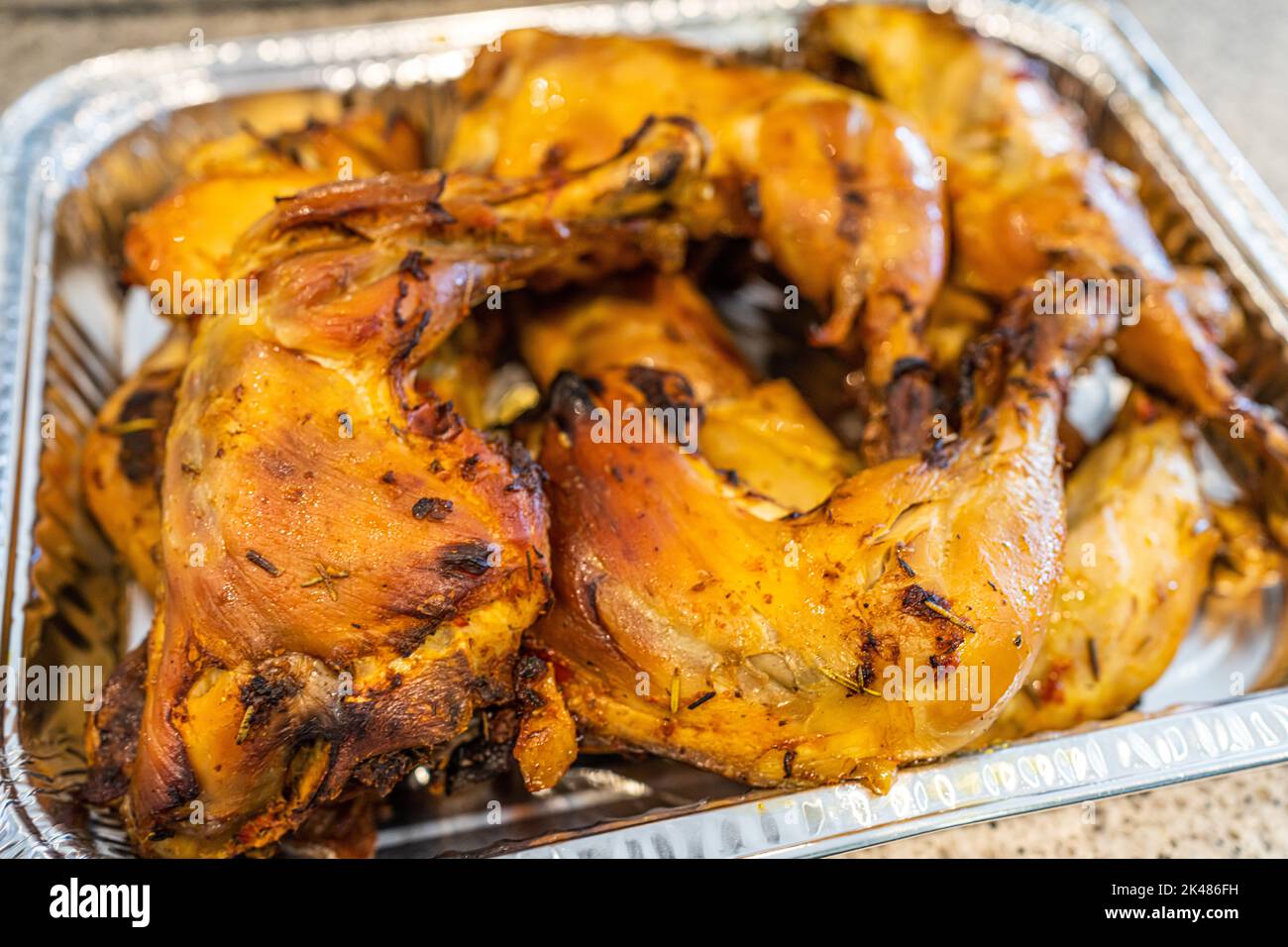 Tablett mit gegrillten Hähnchenschenkeln bereit, serviert werden Stockfoto