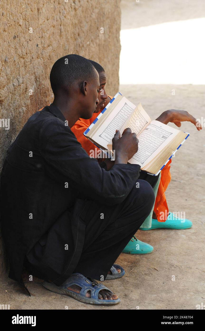 Mali. Djenne. Männer, die das Koran der großen Moschee lesen. Stockfoto