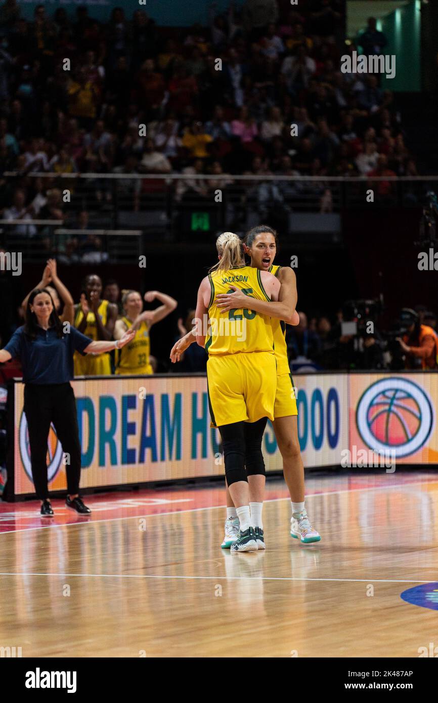 Sydney, Australien. 01. Oktober 2022. Lauren Jackson (25 Australien) wird zum letzten Mal während des FIBA Womens World Cup 2022 Bronzemedaillenspiels zwischen Australien und Kanada im Sydney Superdome in Sydney, Australien, abgetakelt. (Foto: NOE Llamas/Sports Press Photo/C - EINE STUNDE DEADLINE - NUR FTP AKTIVIEREN, WENN BILDER WENIGER ALS EINE STUNDE ALT sind - Alamy) Quelle: SPP Sport Press Photo. /Alamy Live News Stockfoto