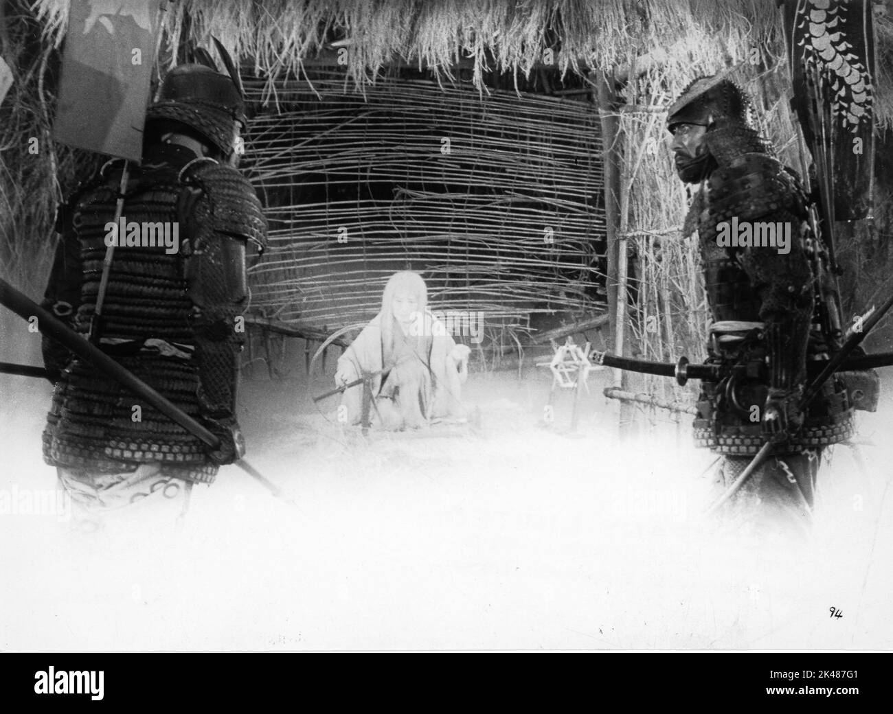 AKIRA KUBO CHIEKO NANIWA als Old Ghost und TOSHIRO MIFUNE im THRON DES BLUTES / KUMONOSO-DJO / THE COBWEB CASTLE 1957 Regie AKIRA KUROSAWA Adaption des Stückes Macbeth von William Shakespeare Kurosawa Production Co. / Toho Company Stockfoto