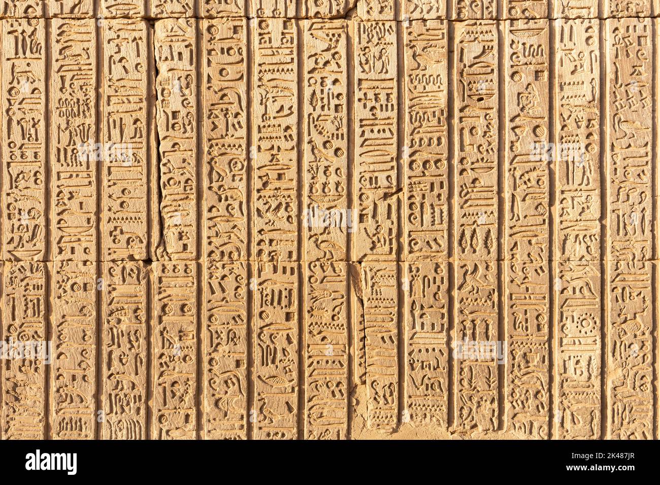 Teil eines ägyptischen Tempels Hieroglyphen auf der Wand eingraviert Stockfoto