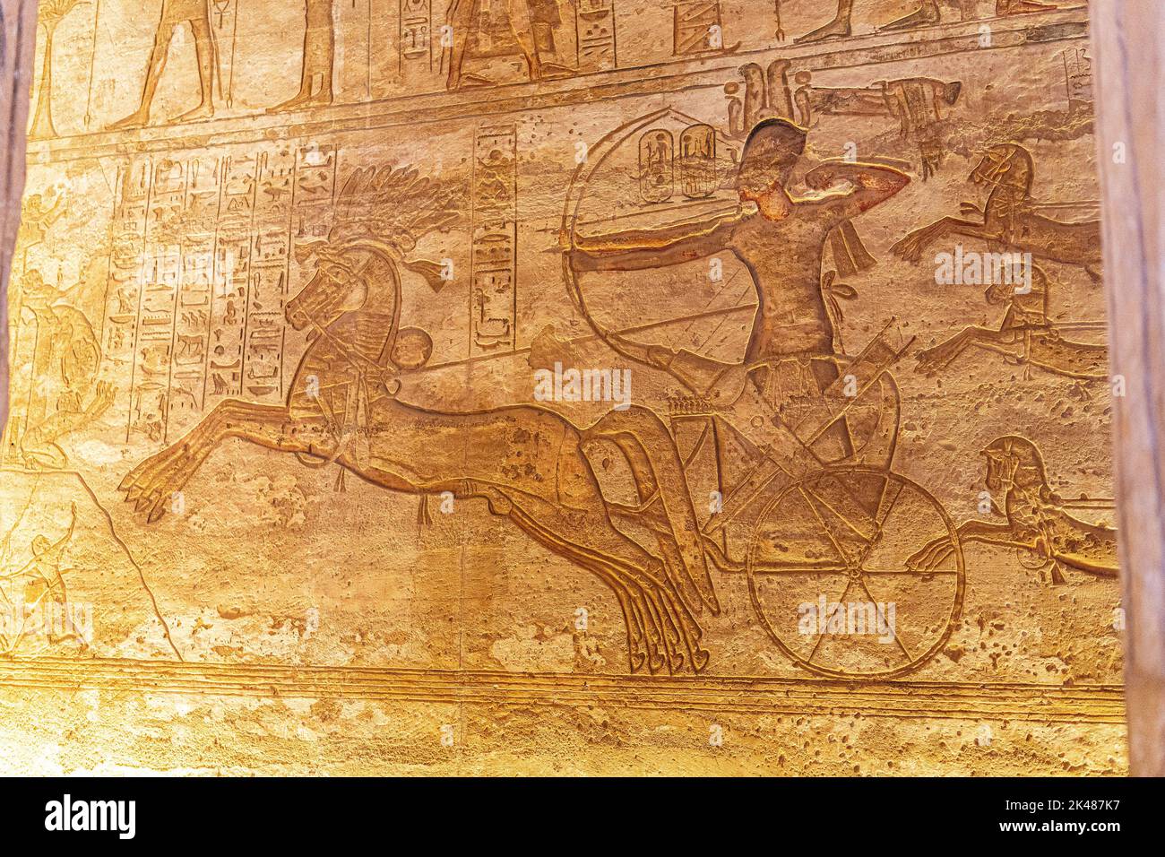 Fresko mit Gravur auf einer ägyptischen Tempelmauer Stockfoto