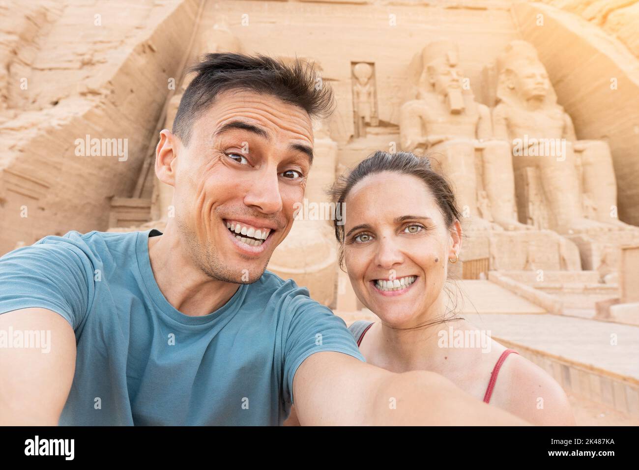 Tourist, der ein Selfie vor einem ägyptischen Tempel gemacht hat Stockfoto
