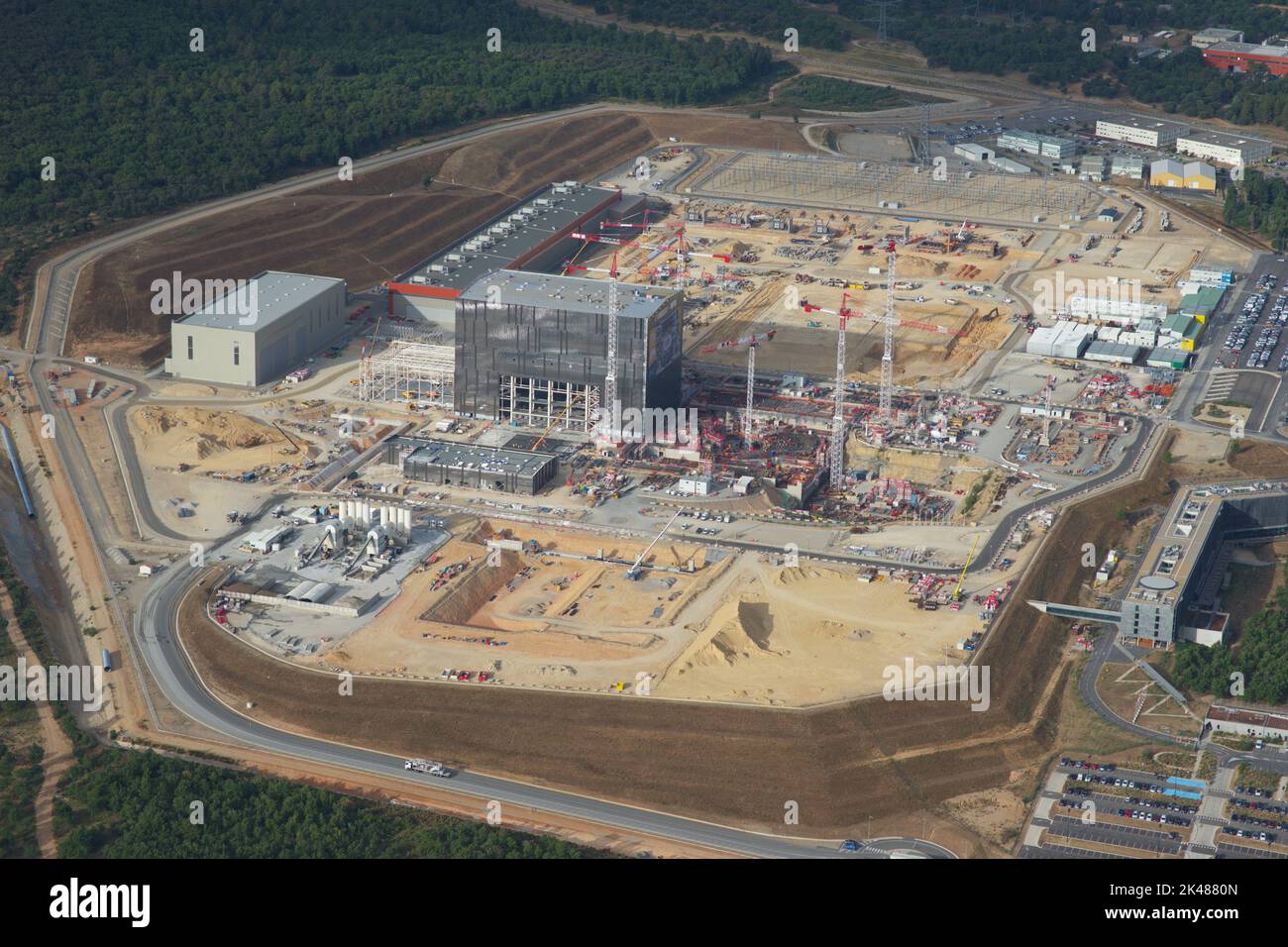 LUFTAUFNAHME. Baustelle von ITER: Ein internationales Megaprojekt zur Erprobung der Stromerzeugung durch Kernfusion. Frankreich. Stockfoto