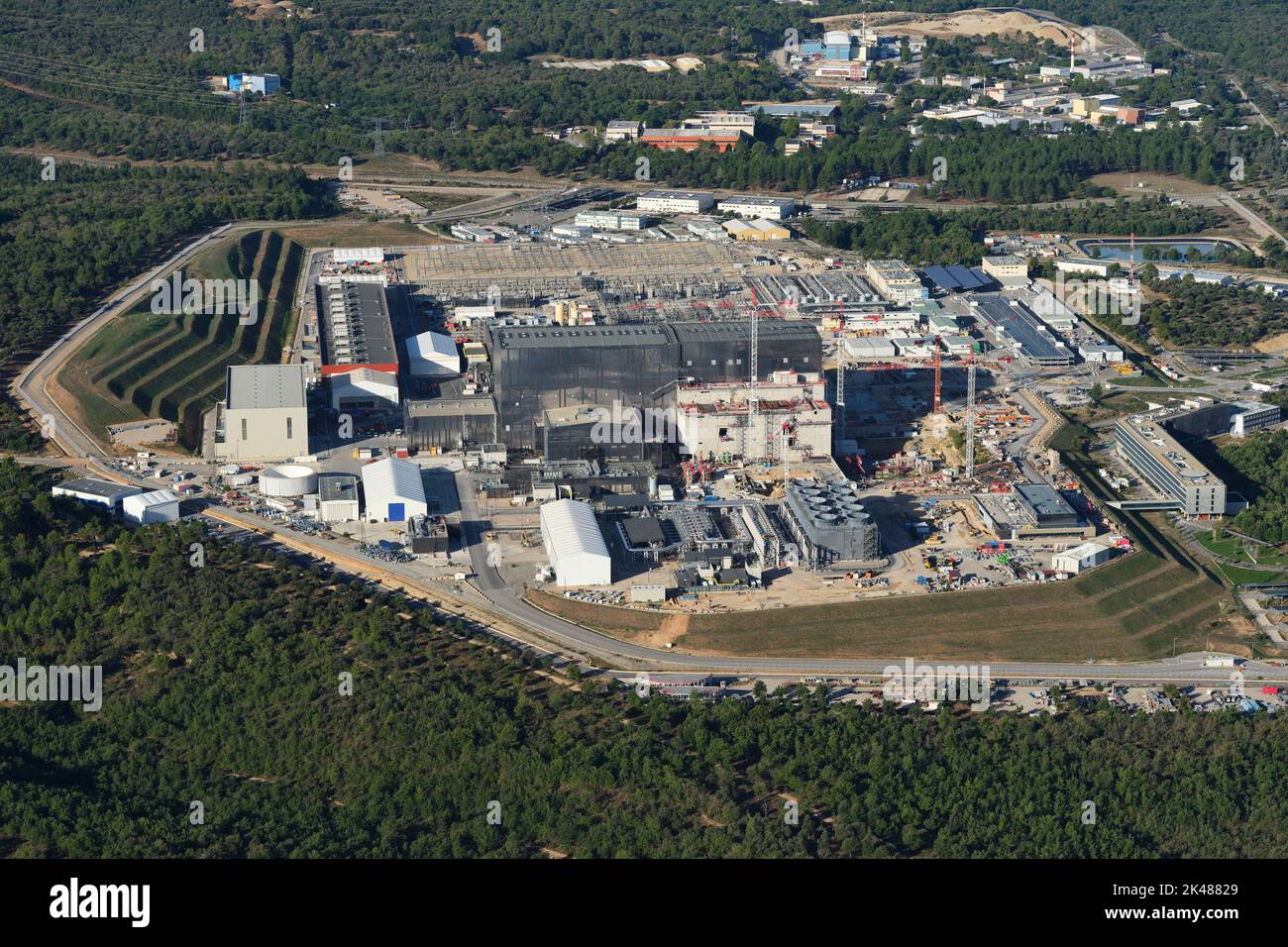 LUFTAUFNAHME. Baustelle von ITER: Ein internationales Megaprojekt zur Erprobung der Stromerzeugung durch Kernfusion. Frankreich. Stockfoto