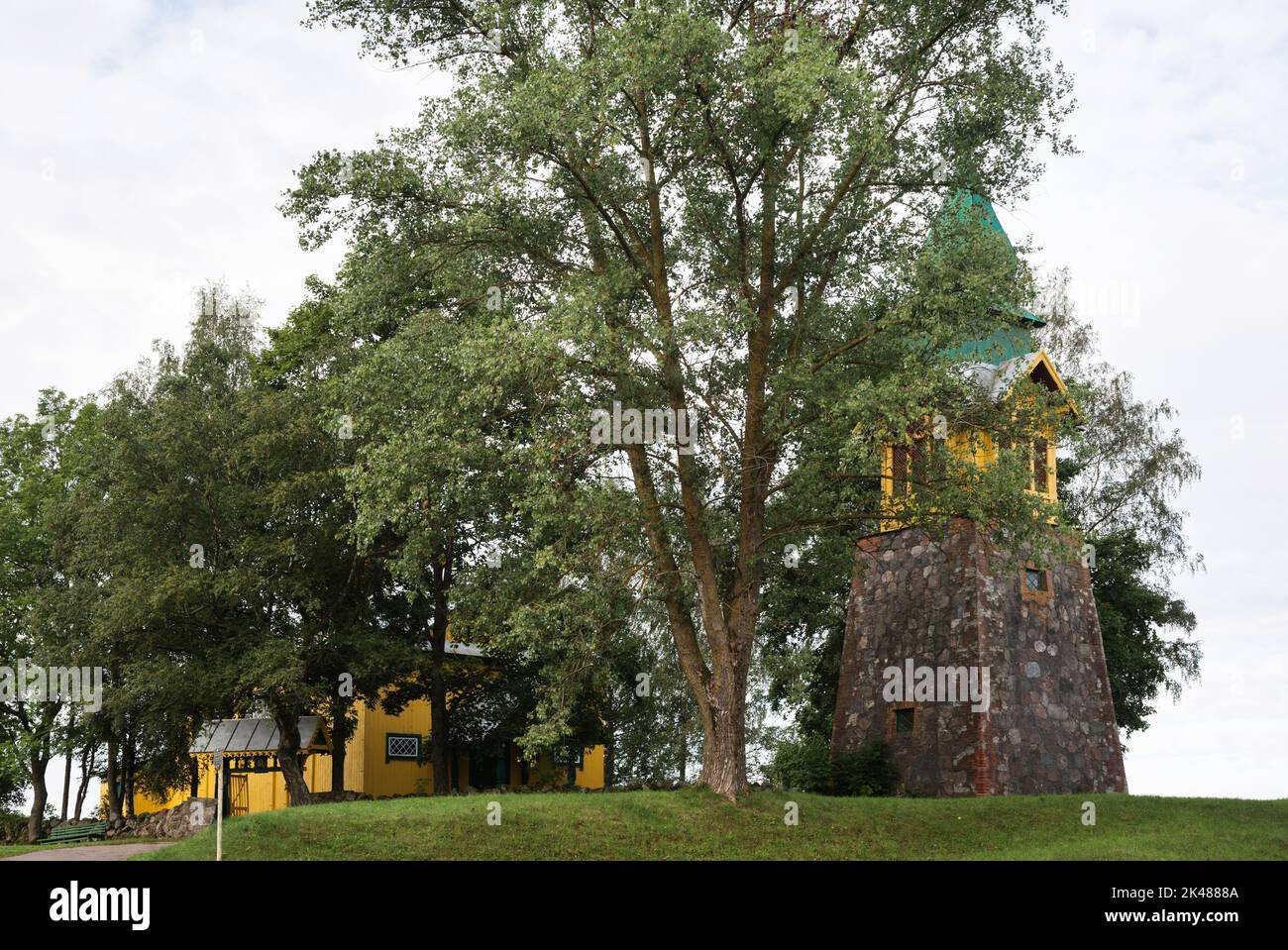 Die Baudenkmäler, die touristischen Zentren und die interessanten Plätze in Weißrussland - die orthodoxe Holzkirche der Fürbitte der Heiligen Jungfrau im Unterholz Stockfoto