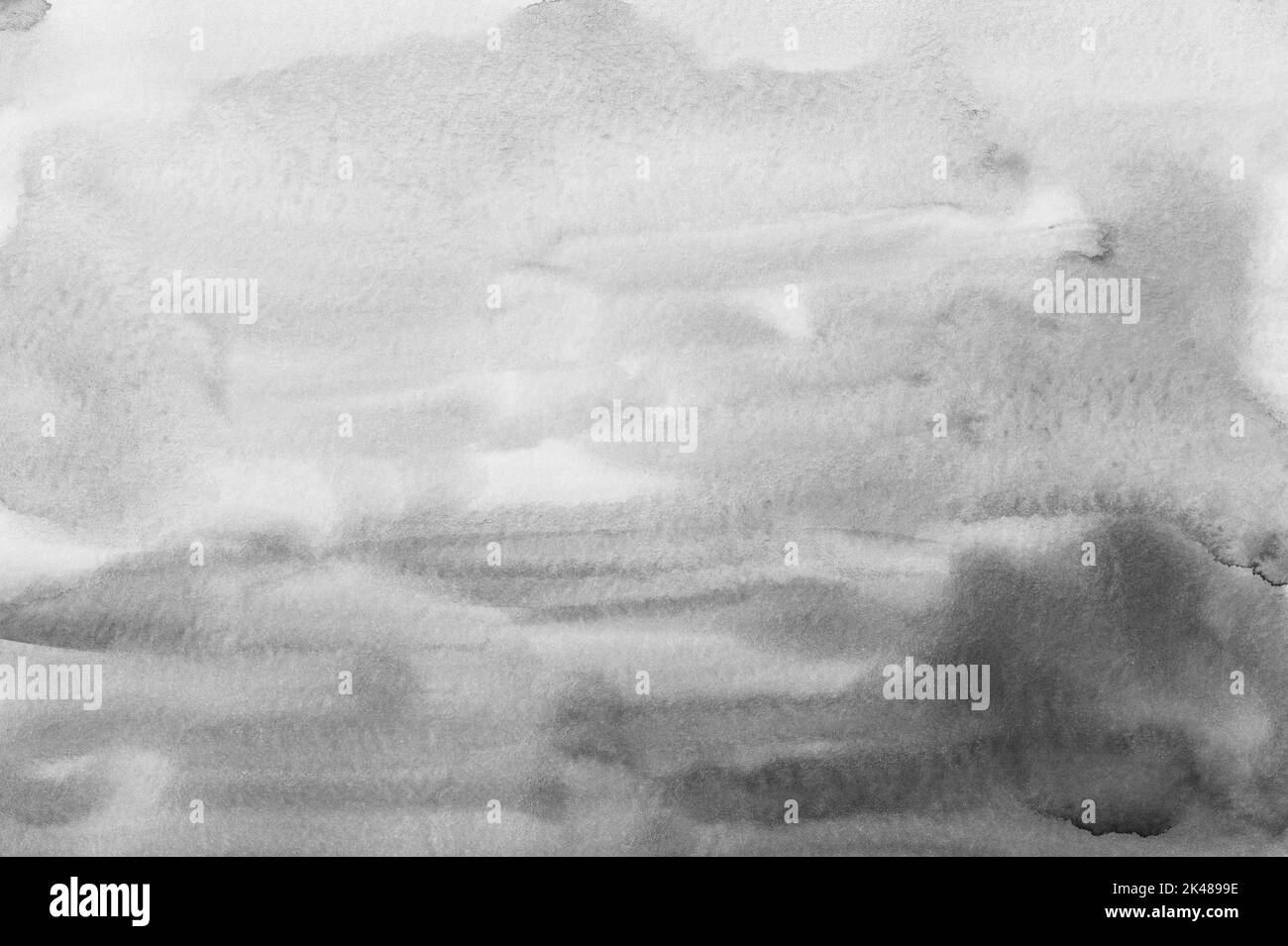 Aquarell schwarz und weiß ombre Hintergrund. Einfarbige Flecken auf Papier. Weiche Textur, handbemalt. Stockfoto