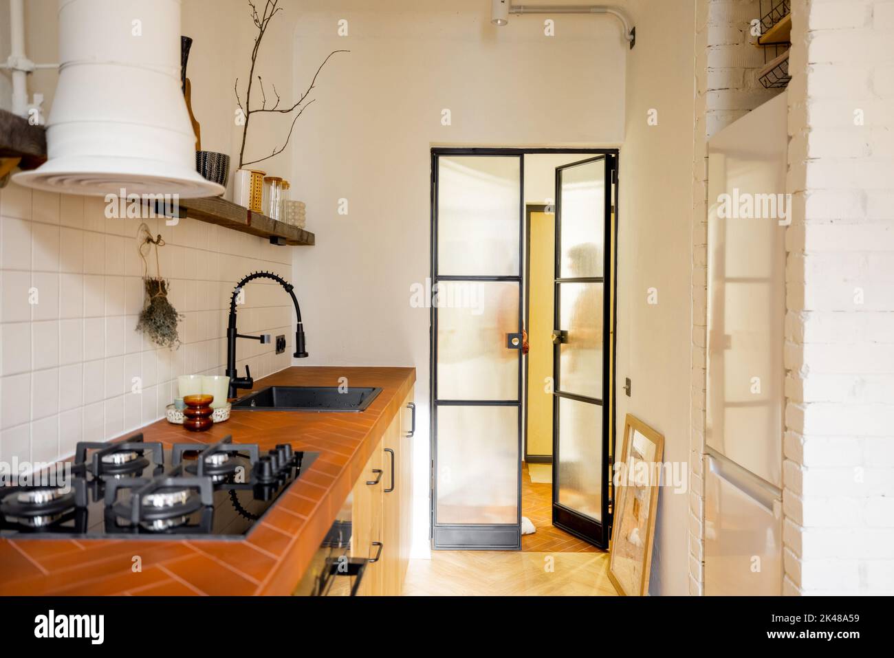 Moderne Küche Interieur mit weiblichen Person Stockfoto