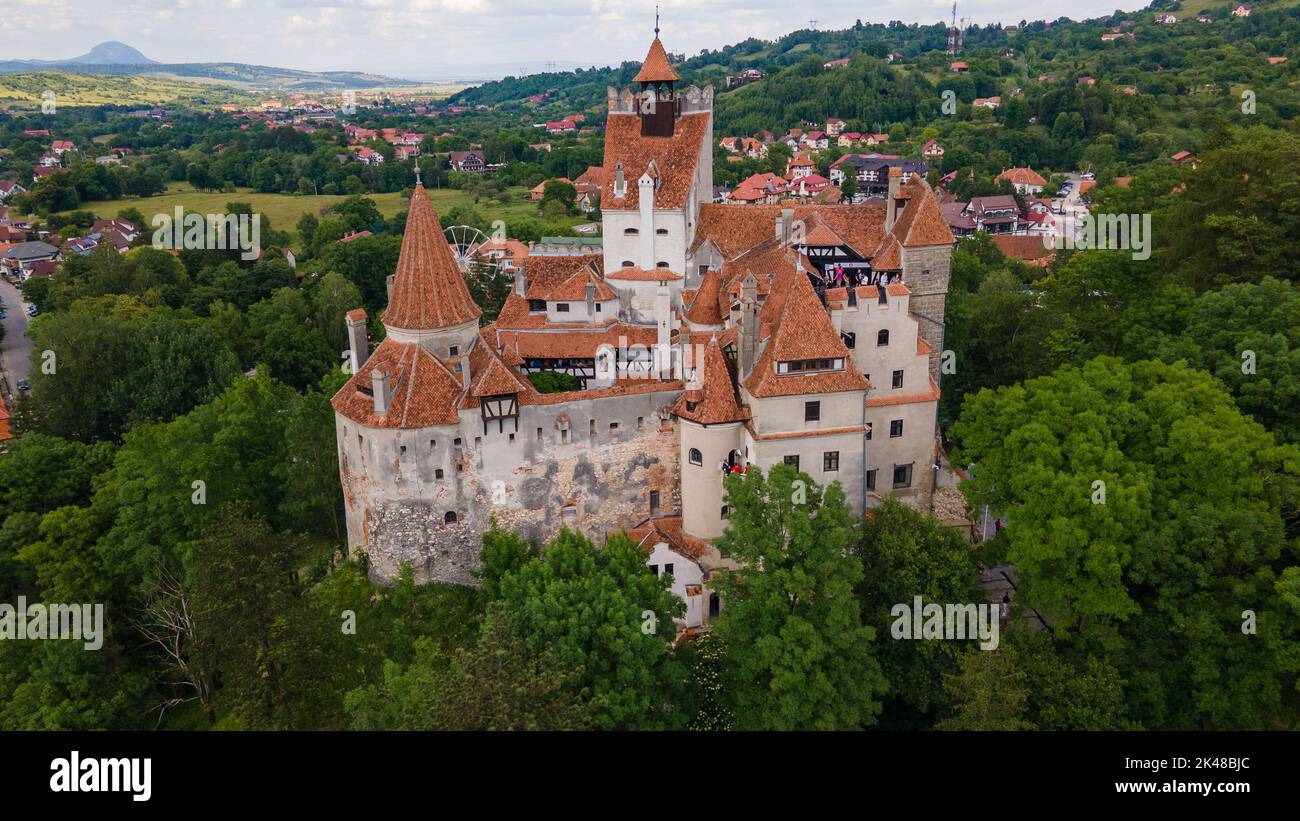 Luftaufnahmen über dem Schloss Bran in Brasov, Rumänien. Die Fotografie wurde von einer Drohne in einer niedrigeren Höhe für eine Landschaft noch aufgenommen. Stockfoto