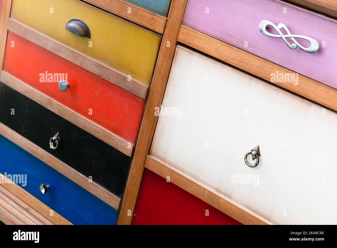 Kommode Schubladen mit bunten Panels und verschiedenen Arten von Griffen, Nahaufnahme Foto Stockfoto