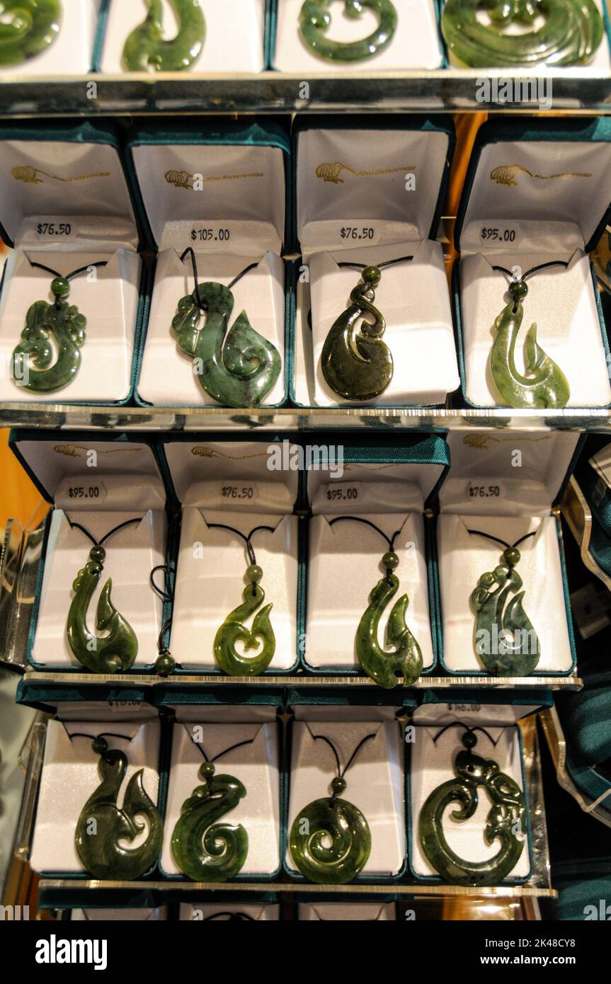 Halsketten und Ohrringe aus grüner Jade sind im Geschenk- und Souvenirladen Wai-O-Tapu Thermal Wonderland in der Nähe der am See gelegenen Stadt Rotorua in der Nähe erhältlich Stockfoto