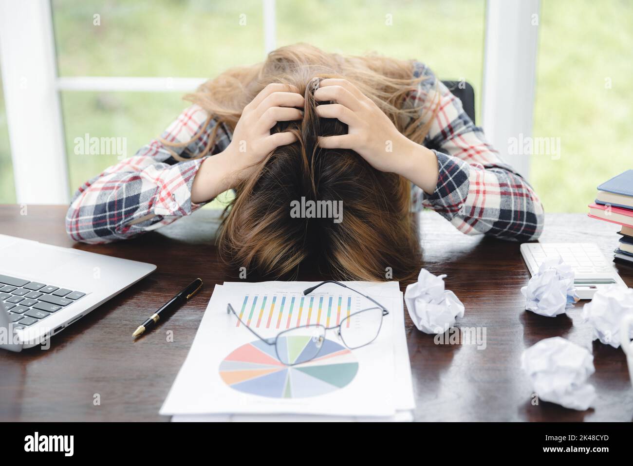 Konzept Burnout-Syndrom. Frau fühlt sich unbehaglich bei der Arbeit. Die durch Stress, angesammelt durch erfolglose Arbeit, Nichtarbeit, Beratung A verursacht wird Stockfoto