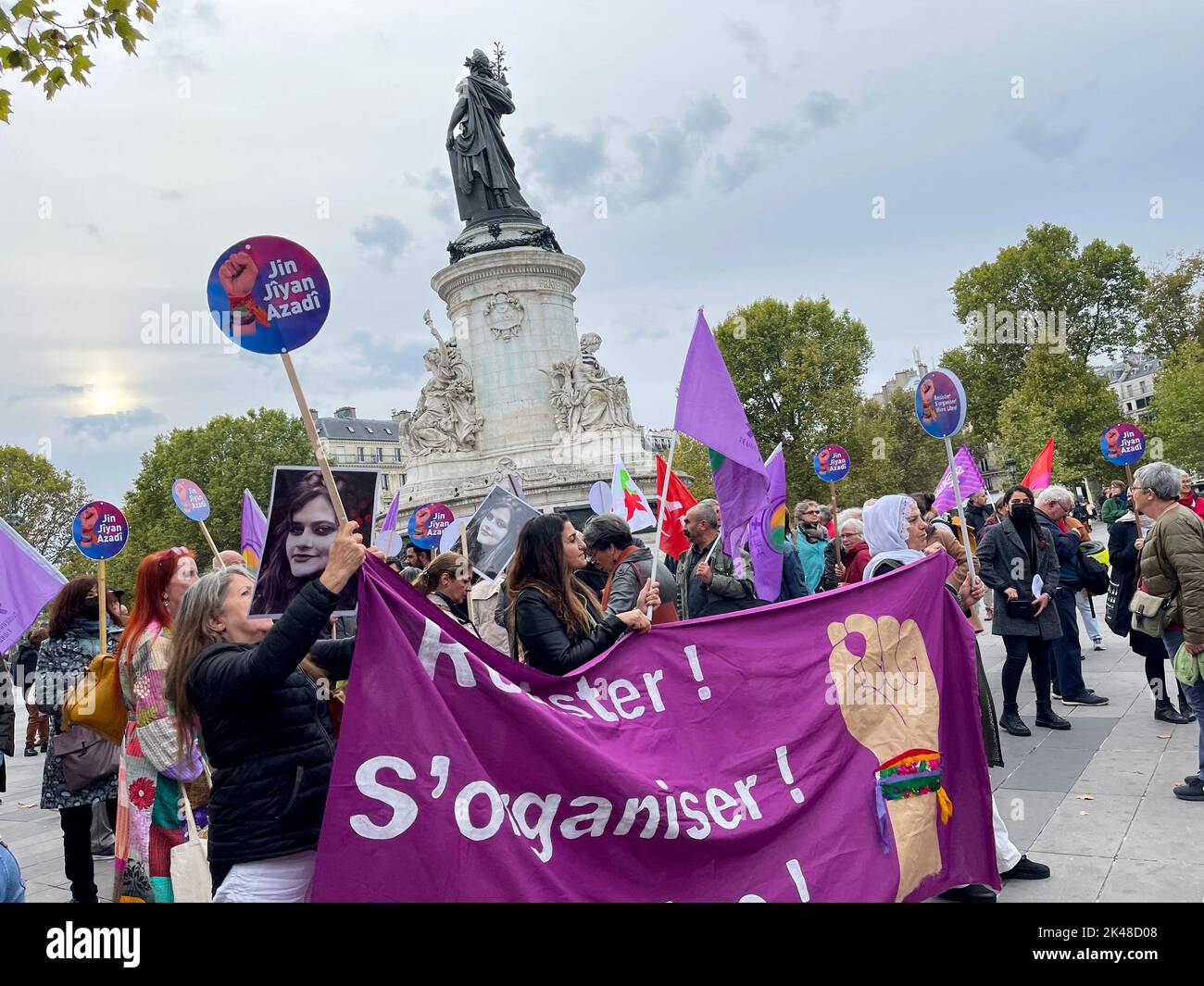 Paris, Frankreich. 30. September 2022. Aktivisten nehmen am 30. September 2022 an einer Demonstration am Place de la Republique in Paris, Frankreich, Teil, um iranische Frauen nach dem Tod von Masha Amini, einer 22-jährigen iranischen Kurdenfrau, zu unterstützen, nachdem sie unter Bewahrung der iranischen Moralpolizei gequält wurde. Foto von Farzaneh Khademian/ABACAPRESS.COM Quelle: Abaca Press/Alamy Live News Stockfoto